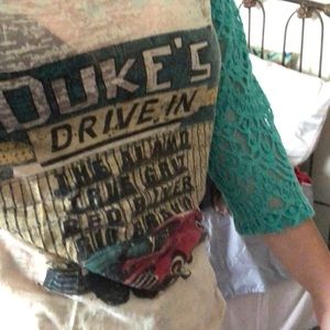 Graphic tee with lace sleeves